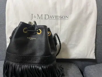 J&M DAVIDSON 블랙 프린지 버킷 백