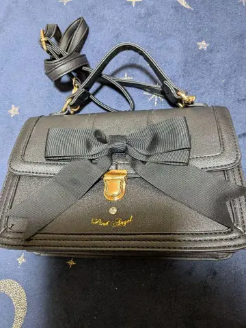 리본 포함 블랙 숄더백