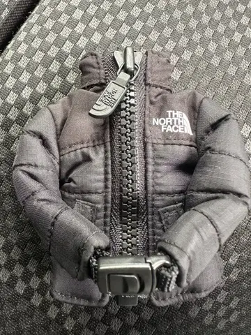 THE NORTH FACE 다운 자켓형 키링 블랙