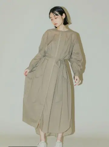 에미아틀리에 카키색 긴팔 원피스
