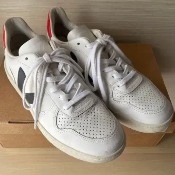 VEJA V-10 트리콜로르 스니커즈 41