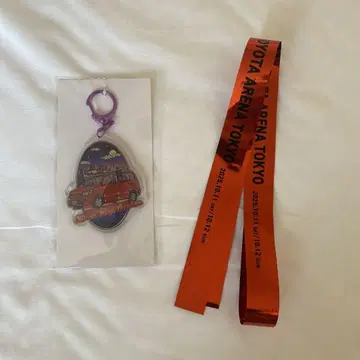 Officialdism 아크릴 키링과 은색 테이프