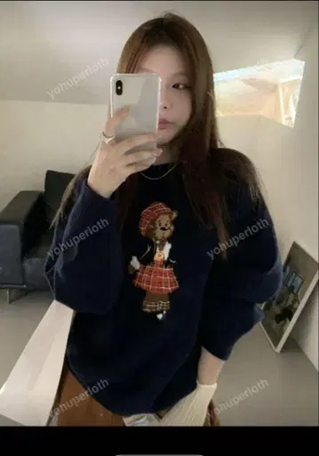 네이비 블루 인형 자수 긴팔 스웨터
