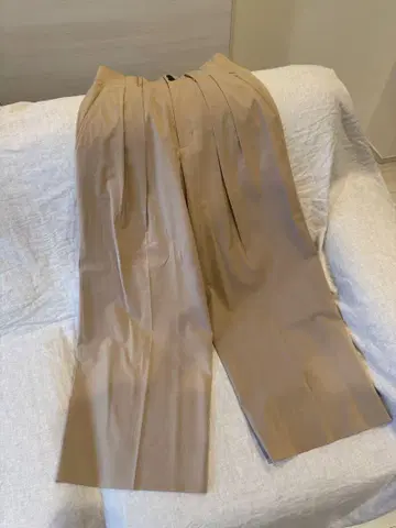 베이지 플리츠 슬랙스 백 포켓 부착