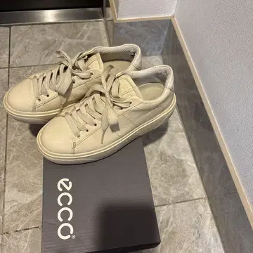 ECCO 크림색 스니커즈 22.5