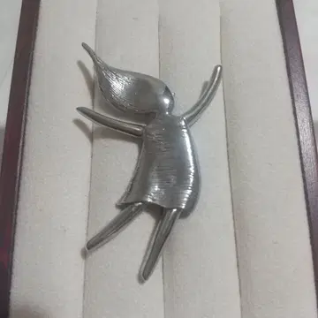 유니크한 인형 디자인의 금속제 브로치 USED 구제 의류