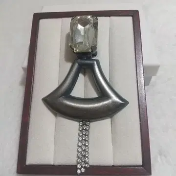 비대칭 메탈 브로치 스톤 디자인 브로치