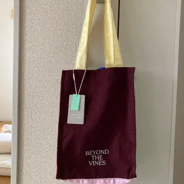 BEYOND THE VINES 패브릭 소재 토트백