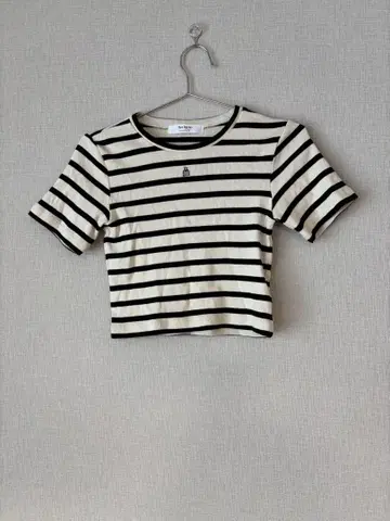 Her lip to Trois Logo Ribbed Tee