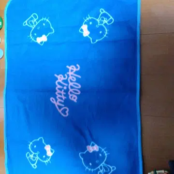 헬로키티 플리스 타월 약 60cm x 85cm