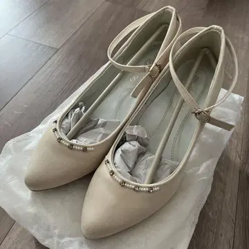 베이지 펄 장식 하이힐