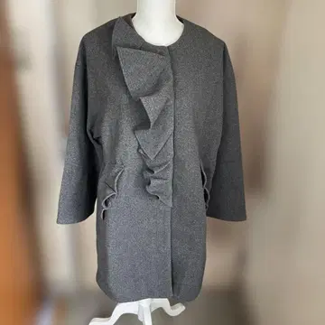 프릴 부착 그레이 코트