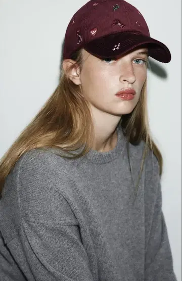 ZARA 버건디 자수 코듀로이 캡