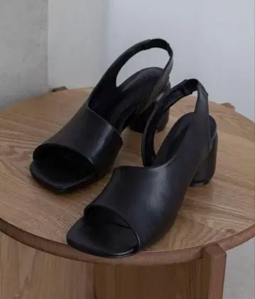 비대칭 서클 힐 샌들 와이드 힐 블랙