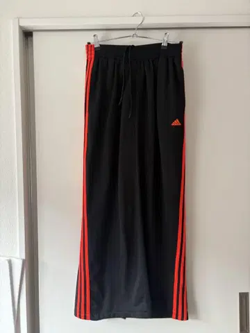 adidas 롱팬츠 블랙 빨간색 스트라이프