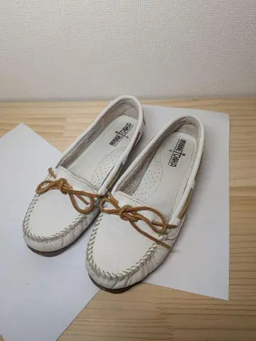 minnetonka 화이트 가죽 모카신 신발