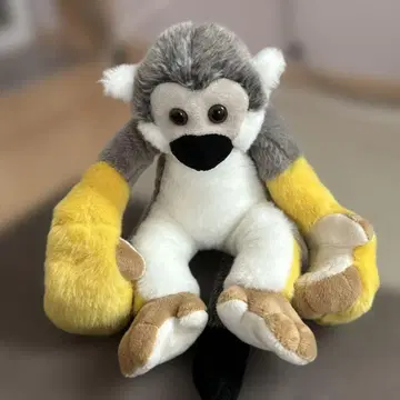 그레이와 옐로우 컬러의 원숭이 봉제 인형