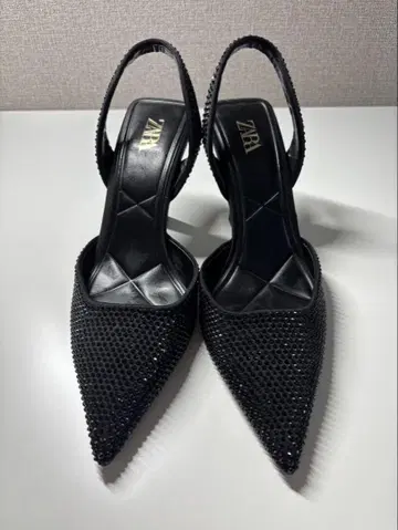 ZARA 비쥬 장식 블랙 하이힐