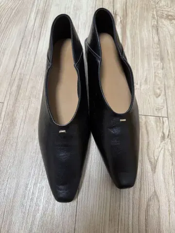 블랙 U컷 골드 악센트 로우힐 펌프스 25.5cm