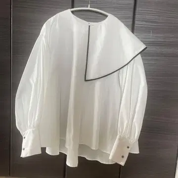 Cen. 비대칭 칼라 화이트 셔츠
