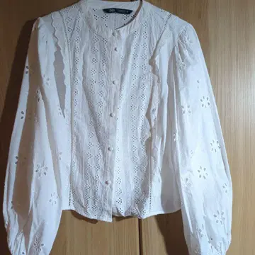 ZARA 자수 장식 화이트 벌룬 슬리브 블라우스