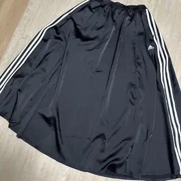 adidas 블랙 플레어 스커트