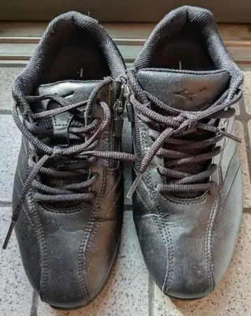 미즈노 블랙 사이드 지퍼 스니커즈 24cm