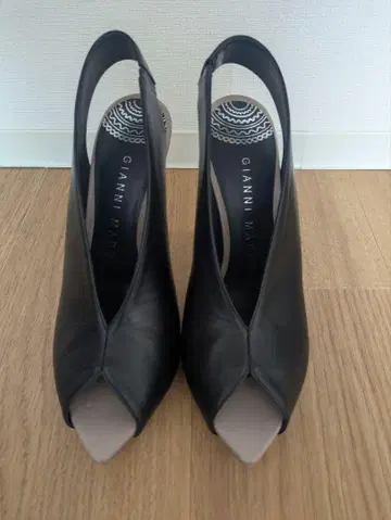 블랙 하이힐