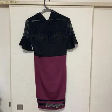 플레어 슬리브 타이트 핏 드레스 블랙 와인 레드