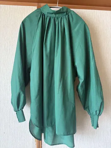 그린 벌룬 슬리브 셔츠