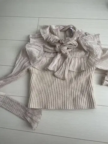 Zara 프릴 장식 베이지 긴팔 상의