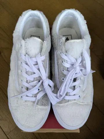 VANS 플리스 화이트 스니커즈