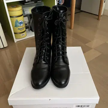 레이스업 블랙 부츠 중간 힐