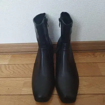 지퍼 달린 블랙 부티