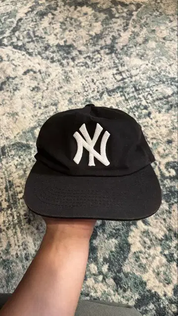 monday suck NY 로고 CAP