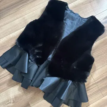 퍼 블랙 프릴 베스트