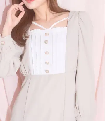 완판템 tocco closet 펄 장식 단추 달린 요크 절개 배색 원피스