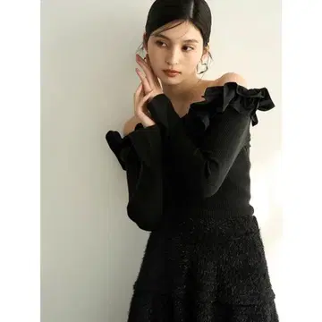 LILYBROWN 볼륨 프릴 니트탑 // 블랙