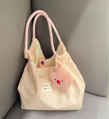 크림색 프릴 핸드백