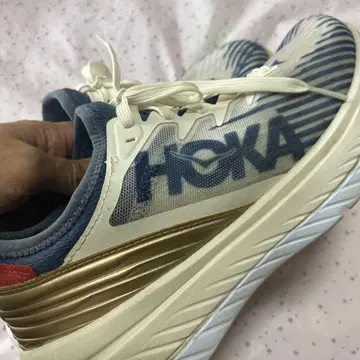호카 오네오네 스니커즈 25cm