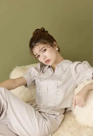 rienda 이번 시즌 컴팩트 레이스업 블라우스