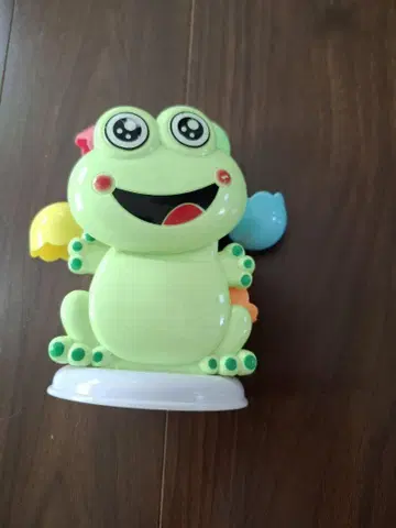 개구리형 완구와 꽃 모양 부품 세트와 그림책