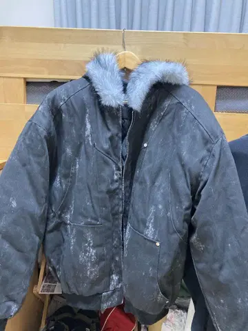 퍼 달린 블랙 자켓