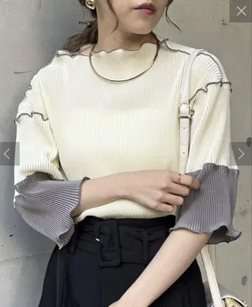 Thevon 제본 소매 끝 배색 5부 소매 플리츠 멜로 풀오버 아이보리