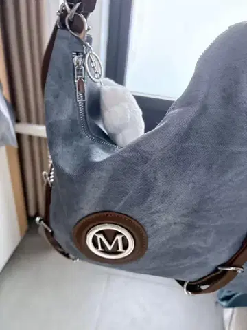 그레이 캔버스 핸드백 M 로고 포함