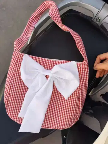 리본 포함 빨간색과 화이트 체크 에코백