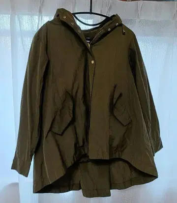 QTUME 올리브색 후드 부착 마운틴 후드티