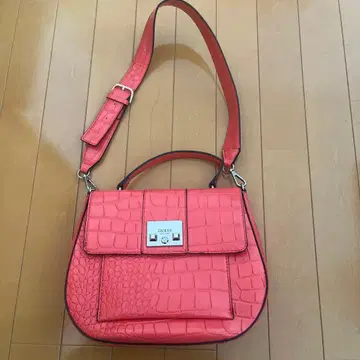 GUESS 핑크 크로커다일풍 숄더백