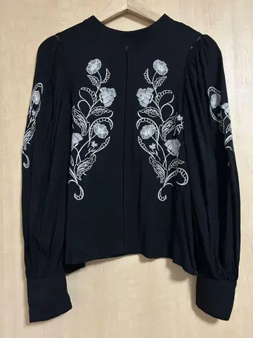 AMERI VINTAGE 자수 블라우스 블랙