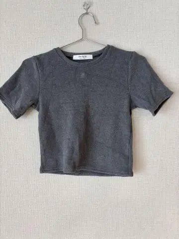 Her lip to Trois Logo Ribbed Tee